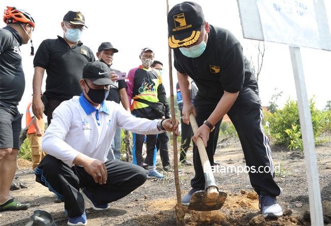 BP Batam Tanam 100 Pohon bersama Komunitas Pesepeda 