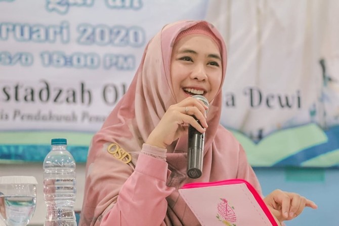 Oki Setiana Dewi Lulus S3 dengan Predikat Cumlaude