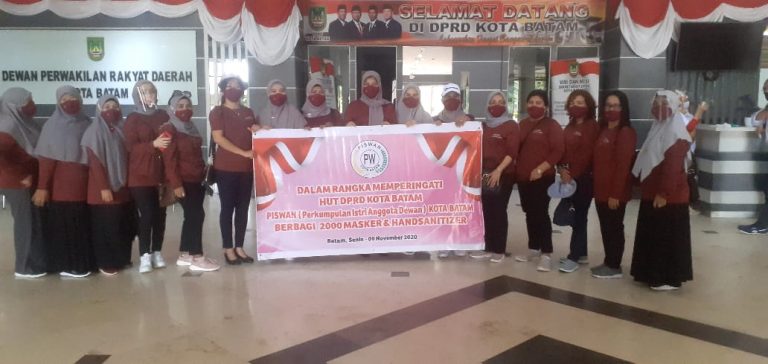 HUT Ke -20 DPRD Kota Batam, Istri Anggota Dewan Bagikan Masker