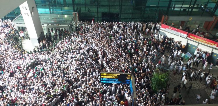 Terminal 3 Bandara Soetta Dipadati Penjemput Rizieq Shihab