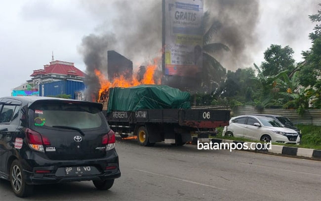 Truk Pengangkut Makanan Ringan Terbakar di Simpang Gelael