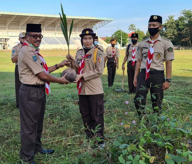 Pemko Batam Tanam Pohon Kelapa di Stadion Sei Harapan