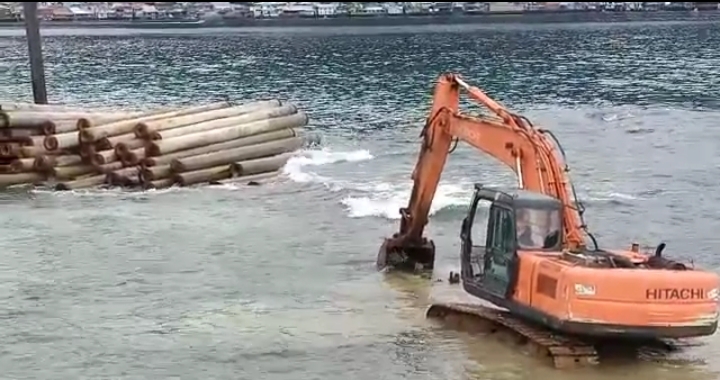 Excavator Diturunkan ke Laut, Terumbu Karang Rusak