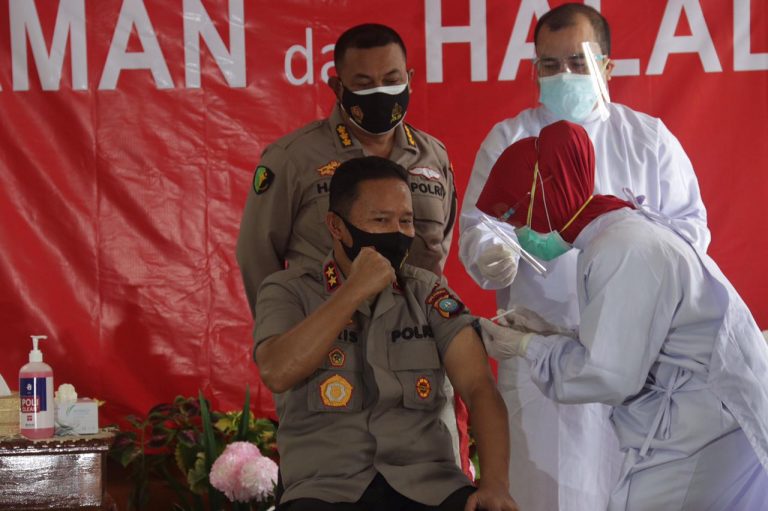 Petugas Publik Divaksin Covid-19 pada Maret