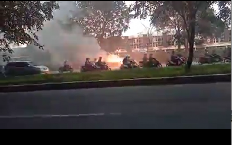 Kabel PLN Batam Percikan Api, Pengendara Panik
