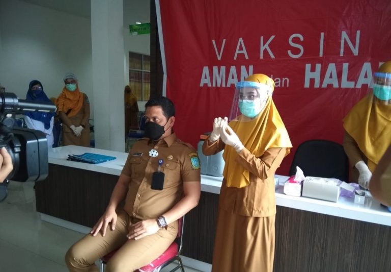Bupati Anambas Gagal Divaksinasi, Akhirnya Sekda Disuntik Vaksin Pertama