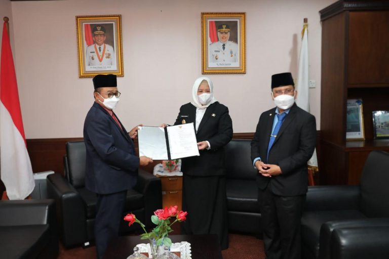 Wagub Marlin Serahkan Surat Perintah Plh Bupati Karimun