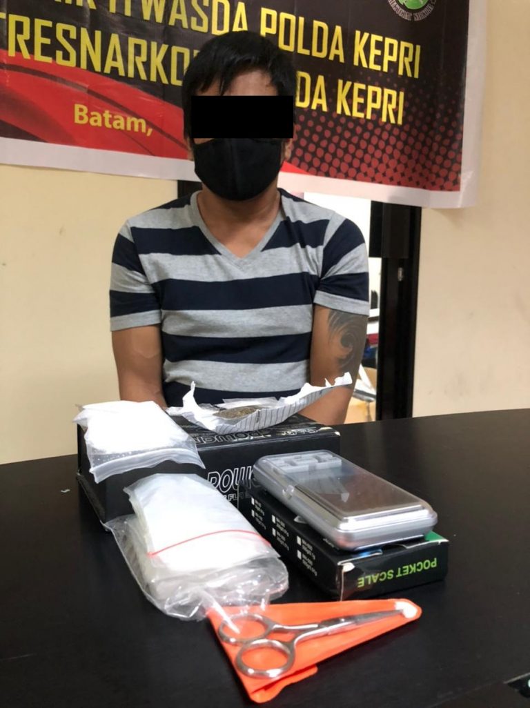 Polisi Tangkap Pria Ini Karena Simpan Barang Terlarang di Kos-kosan