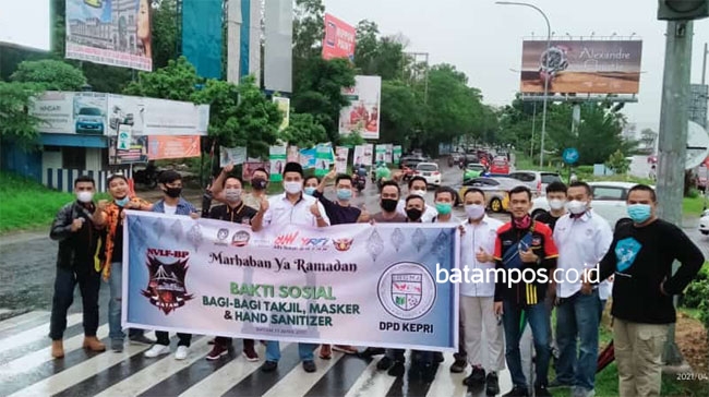 IHGMA DPD Kepri dan NVLF-BP Batam Bagi-bagi Takjil dan APD