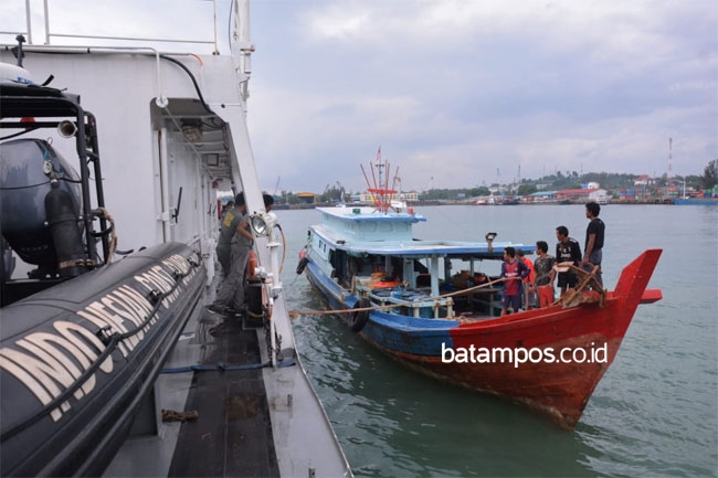 Bakamla RI Kembali Jemput 8 Nelayan di Perbatasan Indonesia-Malaysia