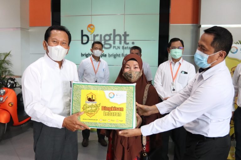 Sambut Hari Raya Idul Fitri, bright PLN Batam Bagikan Paket Sembako Kepada Masyarakat Sekitar Area dan Unit Bisnis
