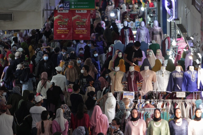 Kerumunan untuk Beli Baju Baru Tidaklah Benar