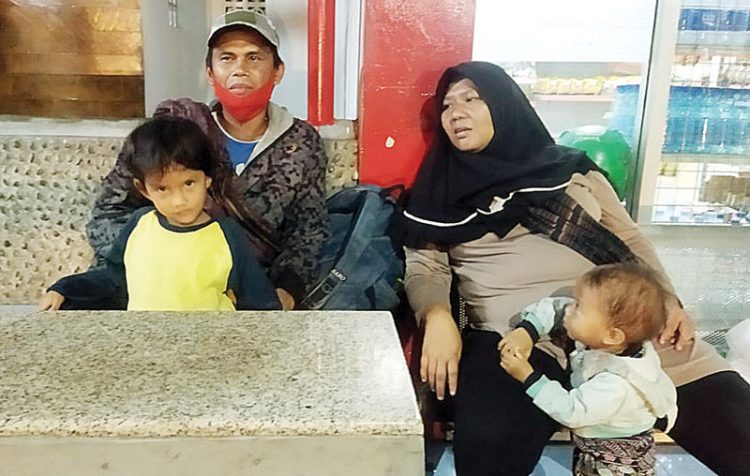 Nekat Mudik, Sekeluarga Jalan Kaki 295,5 Kilometer