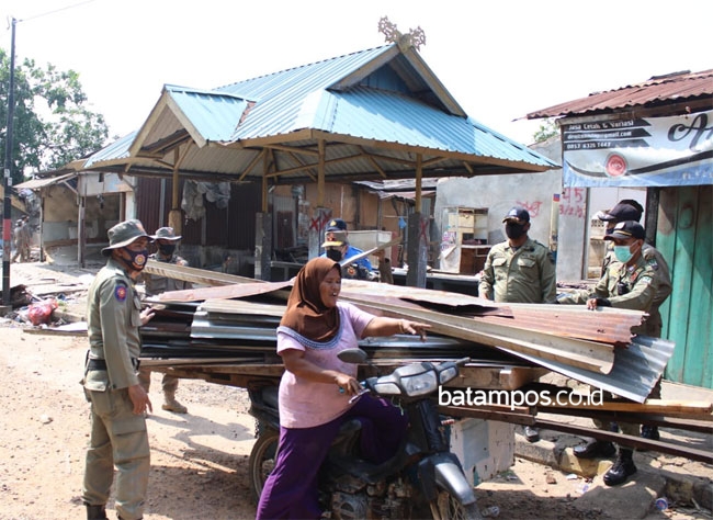 Kios dan Rumah di Simpang Barelang Dibongkar