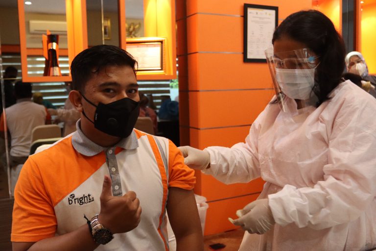Pegawai PLN Batam Jalani Vaksin Covid-19 Tahap Dua