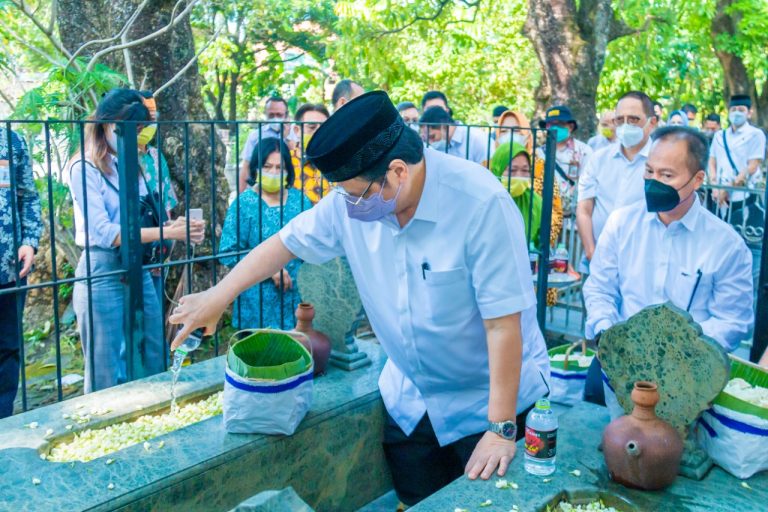Ziarah Eyang Kakung, Airlangga Punya Trah Mangkunegara