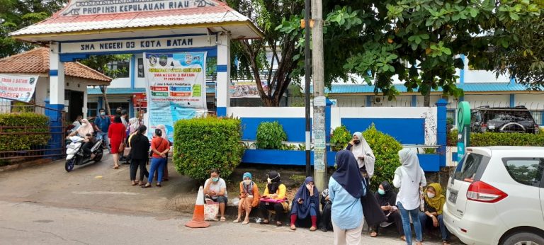 Puluhan Wali Murid Padati SMA Negeri 3 Batam, Ini Penyebabnya
