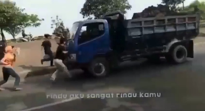 Bikin TikTok Challenge Malaikat Maut, Remaja Terlindas Truk