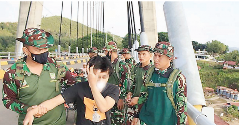 Anggota TNI Cegah Pemuda Loncat dari Jembatan Barelang