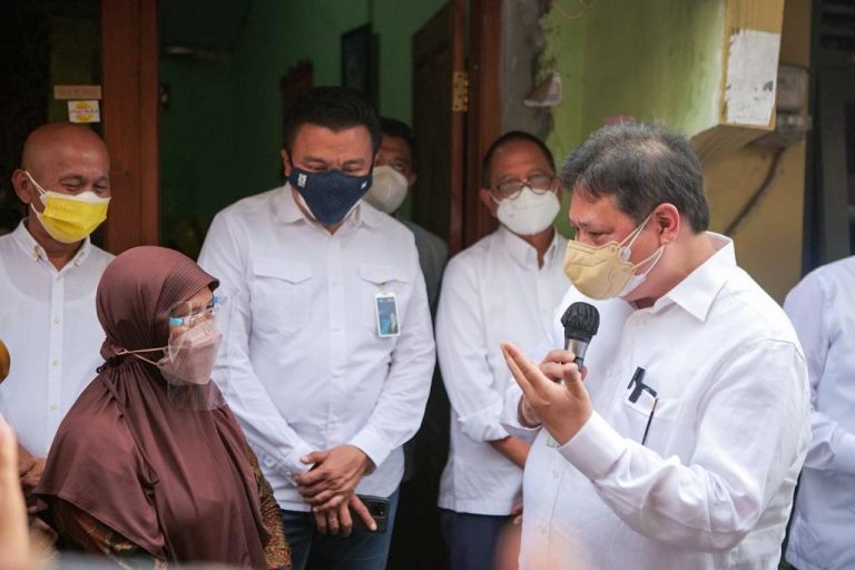 Pastikan Ekonomi Rakyat Tetap Bergerak, Menko Airlangga Tinjau UMKM Rumahan