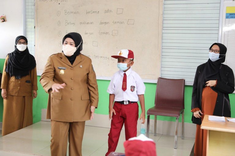 Tinjau Sekolah di Batam, Marlin Ingatkan Disiplin Prokes