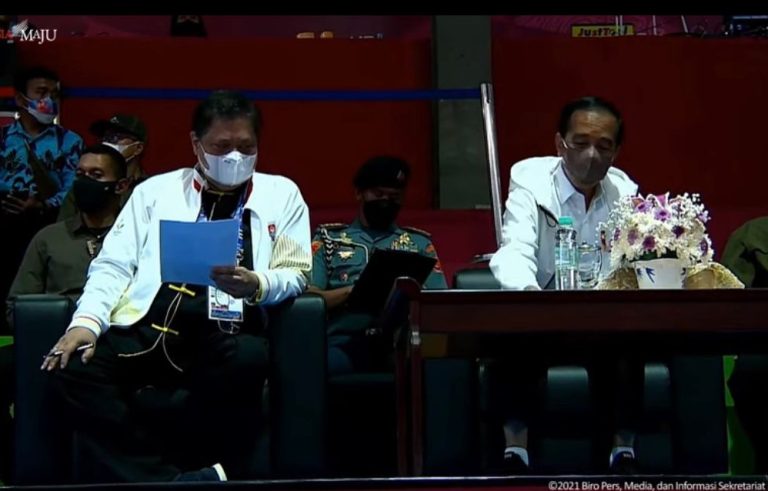 Presiden Jokowi dan Airlangga Nonton Bareng Pertandingan Wushu