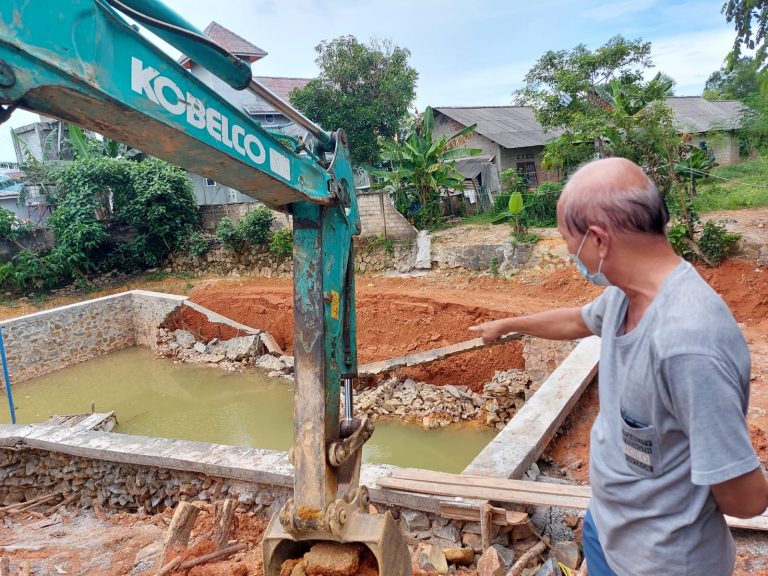 Batu Miring Proyek Jaringan Pipa SPAM di Perumahan Tokojo, Kijang, Roboh