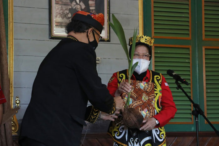 Kesultanan Bulungan Anugerahi Mensos Risma Gelar Adat “Adji Nasyrah Maliha”