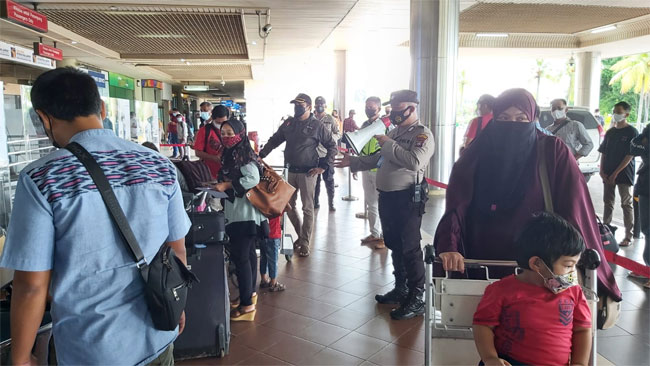 Polisi Kawasan Bandara Patroli Jalan Kaki untuk Ingatkan Protokol Kesehatan