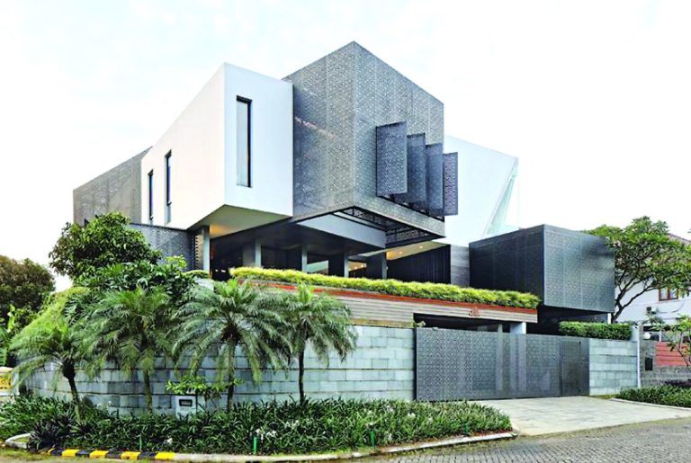 Rumah dengan Fasad Box Laser-Cut Ciptakan Efek Lukisan ”Bergerak”
