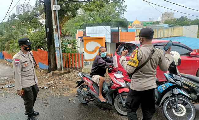 Polisi Pantau Penerapan Protokol Kesehatan di Pusat Keramaian