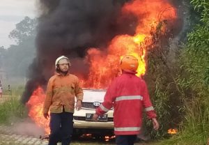 Ditinggal Buang Air Kecil, Mobil Terbakar