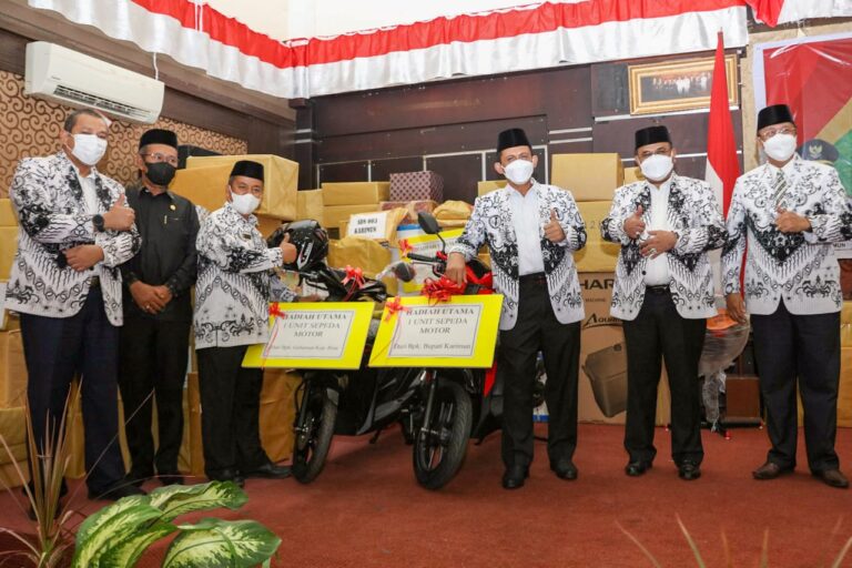 Gubernur Kepri dan Bupati Karimun, Sumbang Satu Unit Sepeda Motor untuk Hadiah