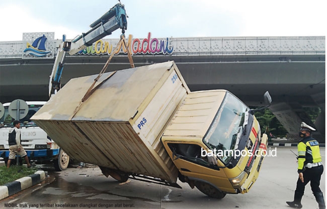Minibus Tabrak Truk, Lokasi di Bawah Flyover Laluan Madani