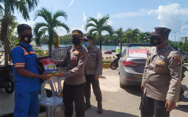 Polsek Kawasan Pelabuhan Salurkan Bantuan Beras Bagi Warga Terdampak Pandemi