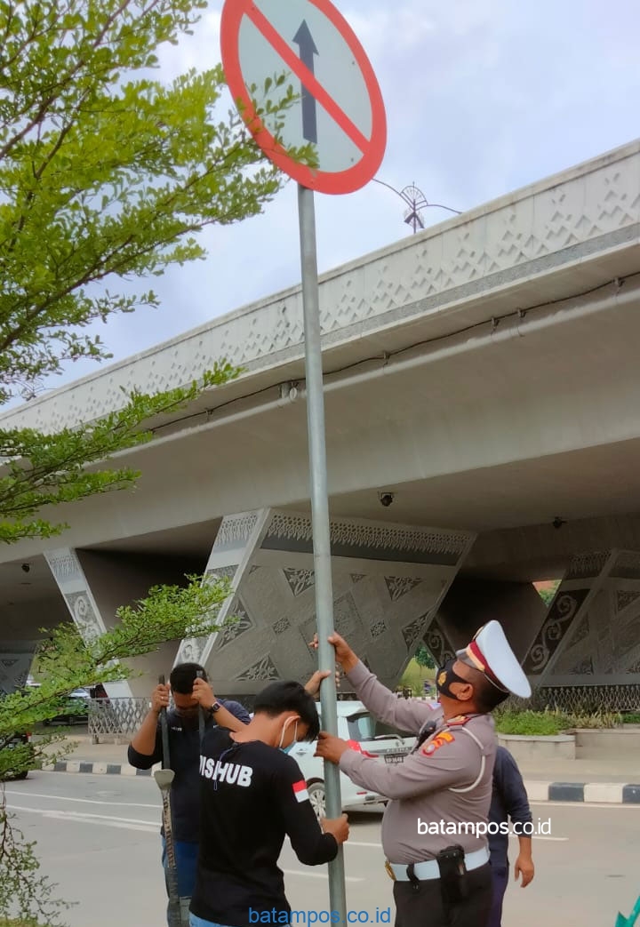 Rambu Lalu Lintas di Simpang Flyover Laluan Madani Dinilai Terlalu Kecil