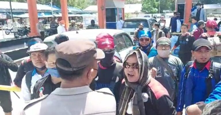 Bus Batal Mengangkut ke Kantor Gubernur, Pekerja dari Batam Mengamuk di Pelabuhan ASDP Tanjunguban, Bintan