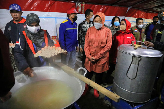 Tiba di Lokasi Banjir Bandang Kota Batu, Mensos Pastikan Penyintas Bencana Terima Bantuan Logistik