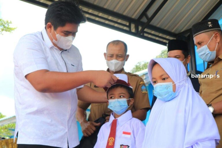 Seragam dan Perlengkapan Sekolah Gratis bagi Siswa Baru di Bintan Mulai Dibagikan