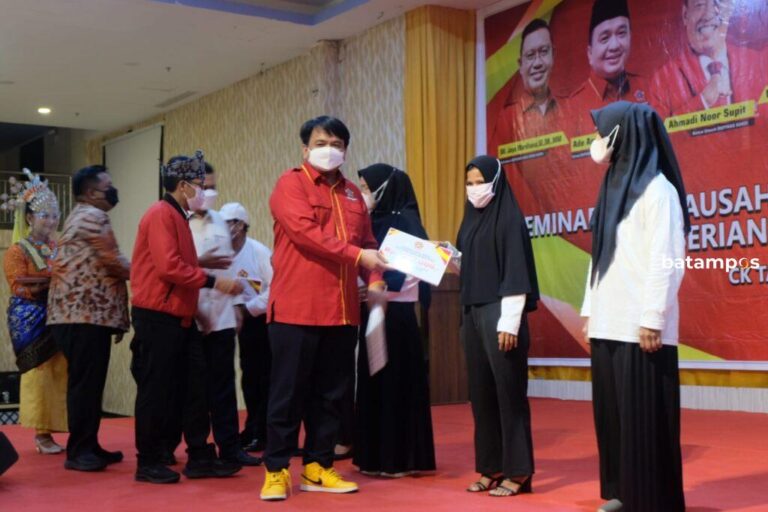 Soksi Kepri Salurkan Bantuan Untuk 120 UMKM di Tanjungpinang