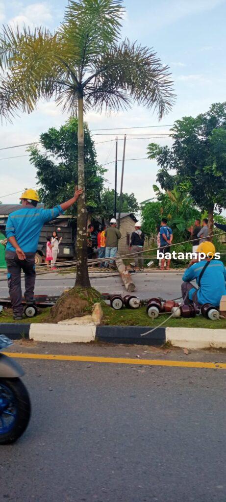 Tiang Jaringan Listrik Tumbang di Km 14, Jalur Kendaraan dari Tanjungpinang ke Tanjunguban Dialihkan