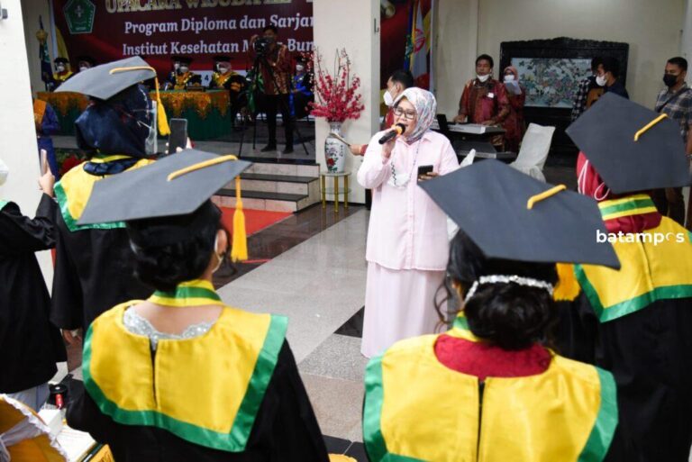 Hadiri Wisuda Institut Kesehatan Mitra Bunda, Marlin: Pembangunan Kesehatan Prioritas  Kepri