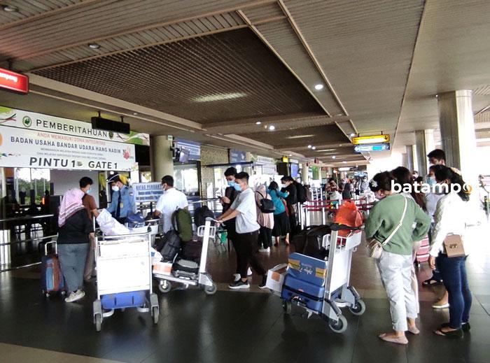 Jelang Nataru, Penumpang Bandara Hang Nadim Naik