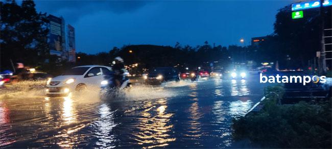 Banjir dan Macet Hias Malam Tahun Baru di Batam