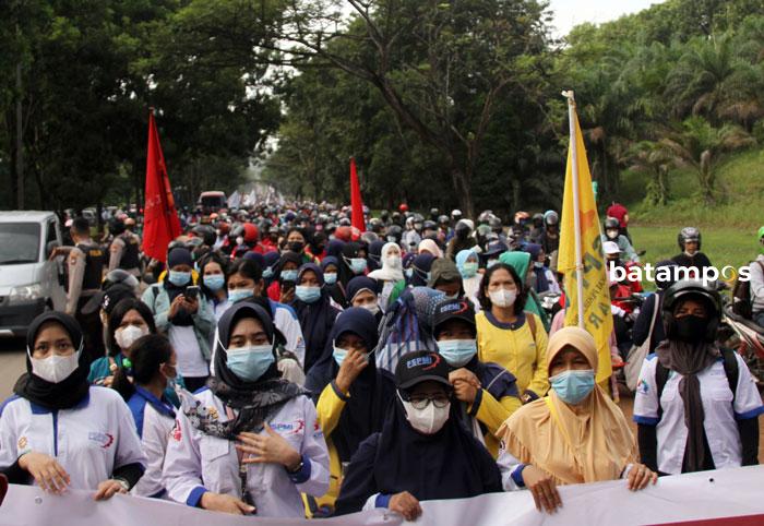 Saat Buruh Turun ke Jalan, Pekerja Lainnya Terjebak