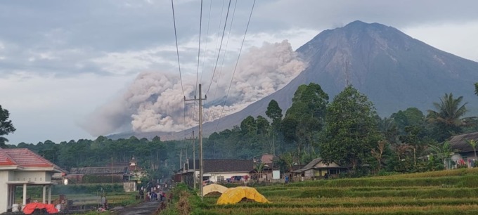 Gunung Semeru Kembali Keluarkan Awan Panas