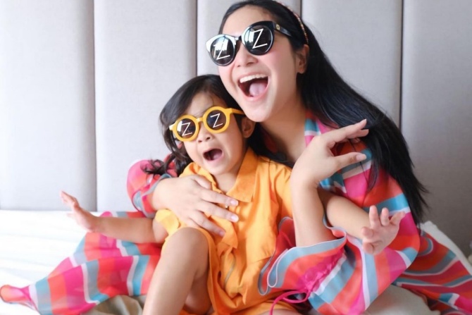 Ibu Anak Kompakan Busana di Hari Ibu