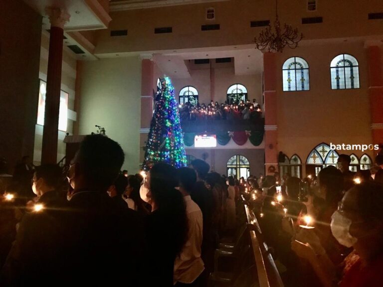 Ibadah Malam Natal Jemaat Membludak, HKBP Lubukbaja Tambah Kursi Sampai ke Depan Altar