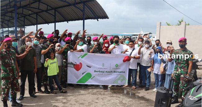 Yonif 10 MAR/SBY dan Central Group Bagikan Paket Sembako