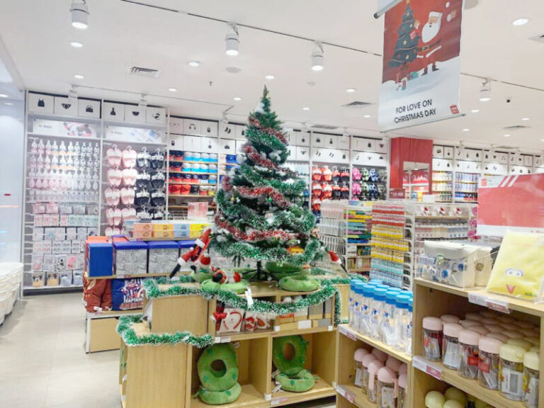 Promo Pohon Natal di Miniso Beli Satu Gratis Satu